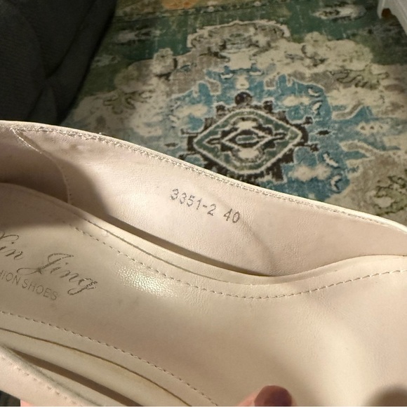 Xin Jing Two-Tone Pointed Toe Heels – Labeled Size 40 (Best Fit 7.5–8) - Picture 6 of 8